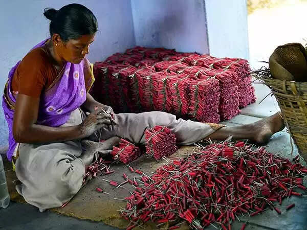 பட்டாசு ஆலைகள் செயல்படலாம்.. ஆனால், கலெக்டர் போட்ட 2 கண்டிஷன்..!