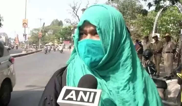 ஹிஜாபை அகற்ற மறுப்பு.. தேர்வு எழுதாமல் திரும்பிச்சென்ற மாணவி !! ஹிஜாபை அகற்ற மறுப்பு.. தேர்வு எழுதாமல் திரும்பிச்சென்ற மாணவி !!