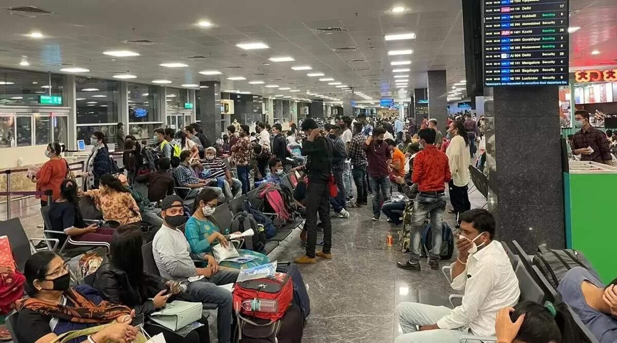ஐடி ஊழியர்களுக்கு அனுமதி மறுப்பு.. விமான நிலையத்தில் பரபரப்பு..!