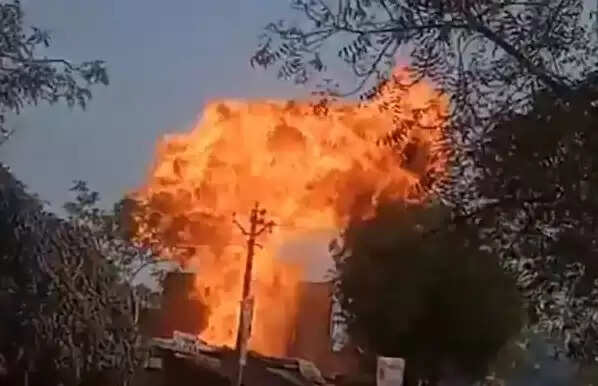 சிலிண்டர் வெடித்து பெரும் விபத்து.. பலரும் காயம்.. சிலர் கவலைக்கிடம் !!