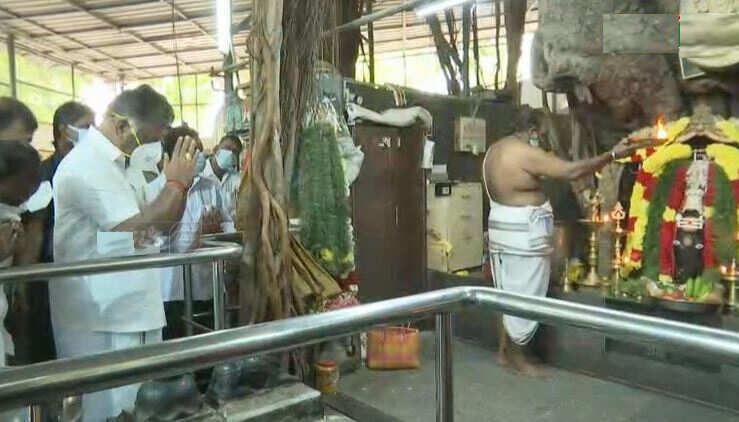 இல்லத்தரசிகளுக்கு சிறப்பு சலுகைகள்!? பட்ஜெட் தாக்கலுக்கு முன் ஓபிஎஸ்., விநாயகர் கோயிலில் சிறப்பு வழிபாடு!