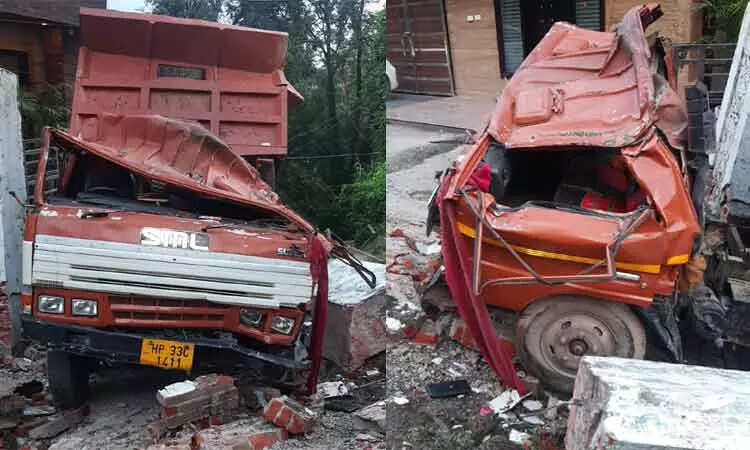 கட்டுப்பாட்டை இழந்து வீட்டுக்குள் புகுந்த லாரி – மூவர் பலி!!