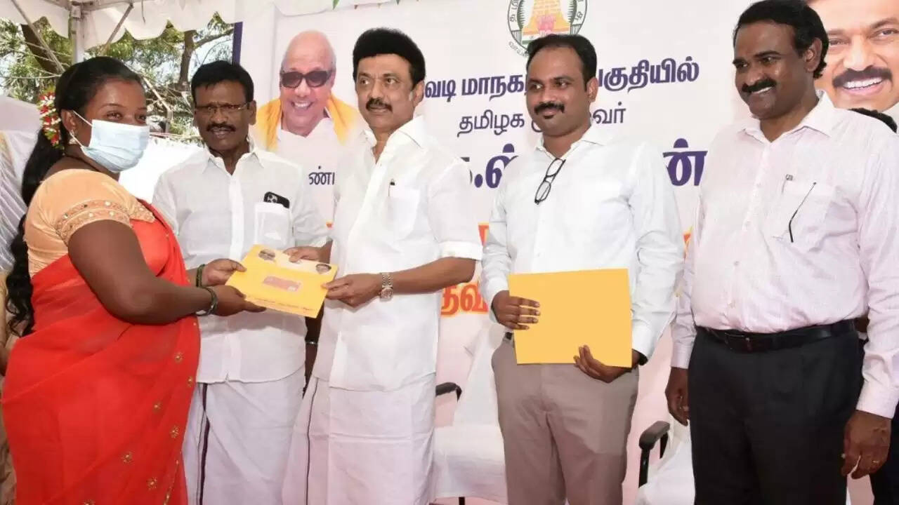 நரிக்குறவர் இன மக்களுக்கு நலத்திட்ட உதவிகள் வழங்கும் நிகழ்வில் முதல்வர் மு.க.ஸ்டாலின் நெகிழ்ச்சி..!!