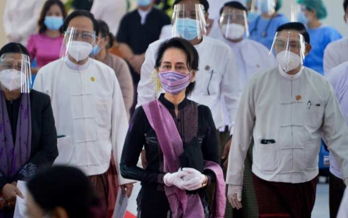 மியான்மரில் ராணுவ புரட்சி.. அதிகாலையில் ஆளுங்கட்சி தலைவர் சிறைபிடிப்பு! ஓராண்டுக்கு அவசர நிலை நீட்டிப்பு !