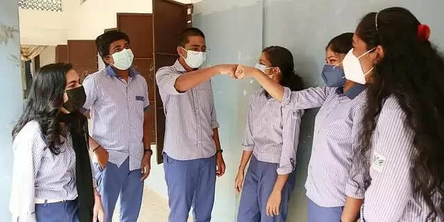 மாணவ, மாணவிகளுக்கு பாலின பாகுபாடு அகற்ற சீருடை அறிமுகம்.. அசத்திய அரசு பள்ளி !