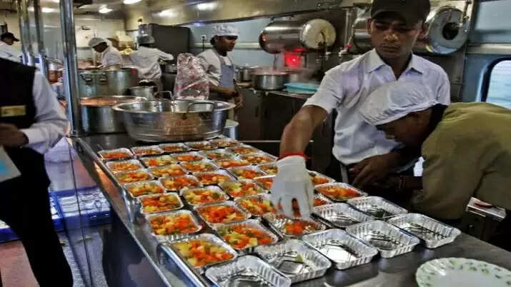 நாளை முதல் அனைத்து ரயில்களிலும் கேட்டரிங் சேவை!!