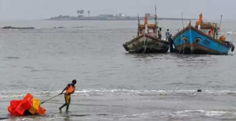 இலங்கையை தொடர்ந்து பாகிஸ்தான் கடற்படையும் அட்டூழியம்.. மீனவர் சுட்டுக்கொலை !!