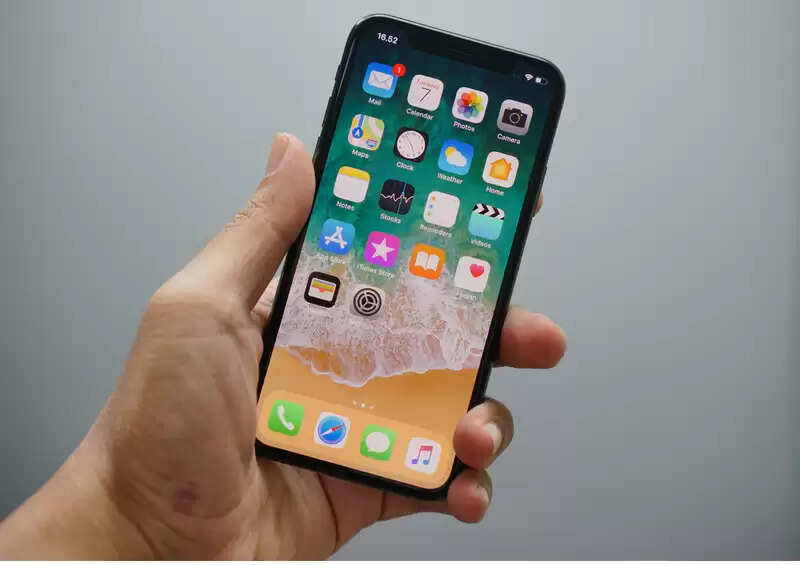 ஆச்சர்யம்! 10 மாதங்கள் ஆற்றில் கிடந்த பிறகும் வேலை செய்யும் ஐபோன்!!