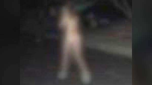 பட்டப்பகலில் கும்பலால் வீட்டின் முன்பு நிர்வாணப்படுத்தப்பட்ட பெண் ! பெரும் அதிர்ச்சி !!