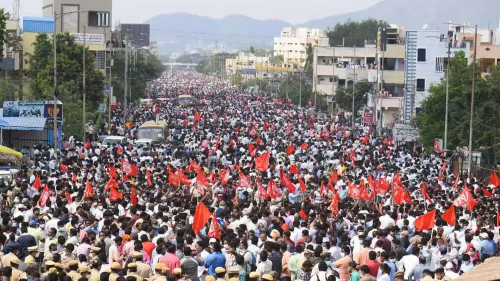 50 ஆயிரத்துக்கும் அதிகமான அரசு ஊழியர்கள் சாலையில் திரண்டு போராட்டம்!!