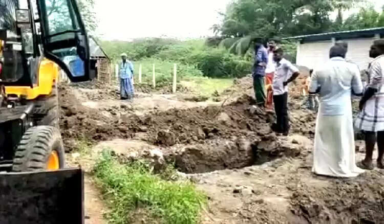 வீடு கட்ட தோண்டிய குழிக்குள் சிலைகள்.. அதிர்ச்சி அடைந்த உரிமையாளர்..!