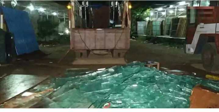 கண்ணாடி சரிந்துவிழுந்து இருவர் பலி.. பெரும் சோகம் !!