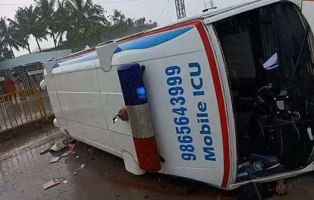 ஆம்புலன்ஸ் கவிழ்ந்து பிறந்த குழந்தை, ஓட்டுநர் பலி.. கோவையில் சோகம் !!