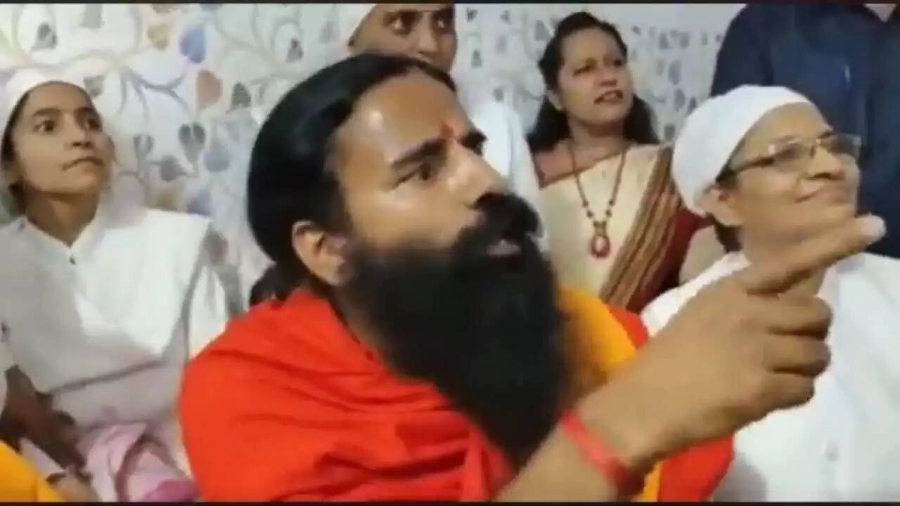 சர்ச்சை! கேள்வி கேட்ட நிருபரை கேவலமாக பேசிய பாபா ராம் தேவ்!!