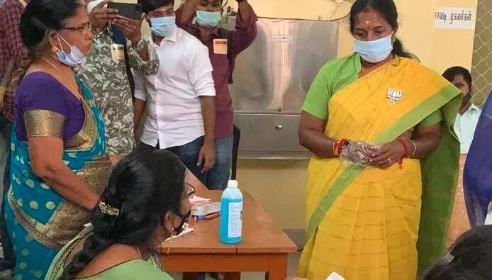 ஓட்டு போட பூத் மாறி சென்ற வானதி சீனிவாசன்!!