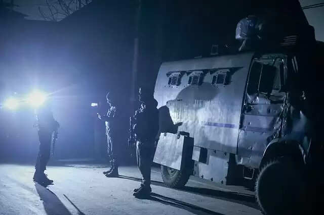 ரோந்து வாகனம் மீது பயங்கரவாதிகள் தாக்குதல்: போலீசார் இருவர் பலி, 5 பேர் கவலைக்கிடம் !!