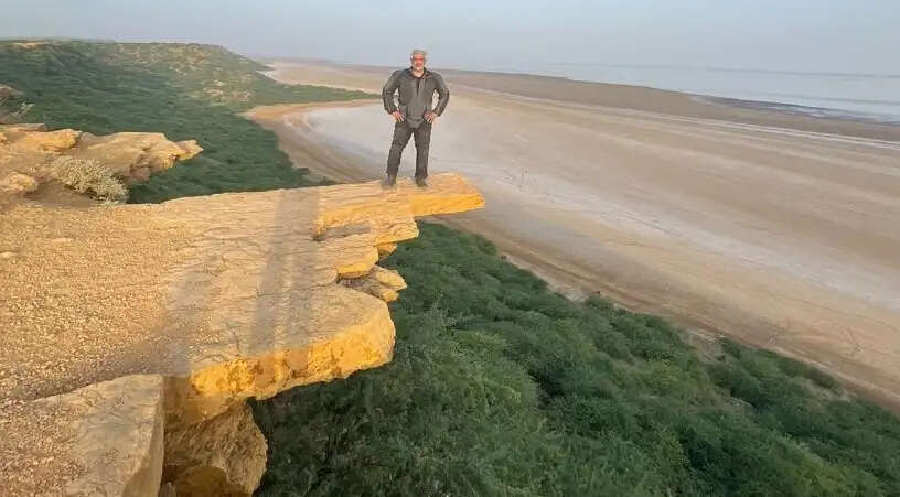 உயரமான மலையின் விளிம்பில் நடிகர் அஜித் ! - வைரலாகும் புதிய புகைப்படம் !!