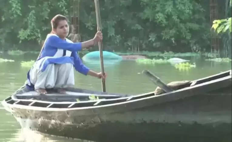 தன்னந்தனியே படகில் பள்ளிக்கு செல்லும் மாணவி!