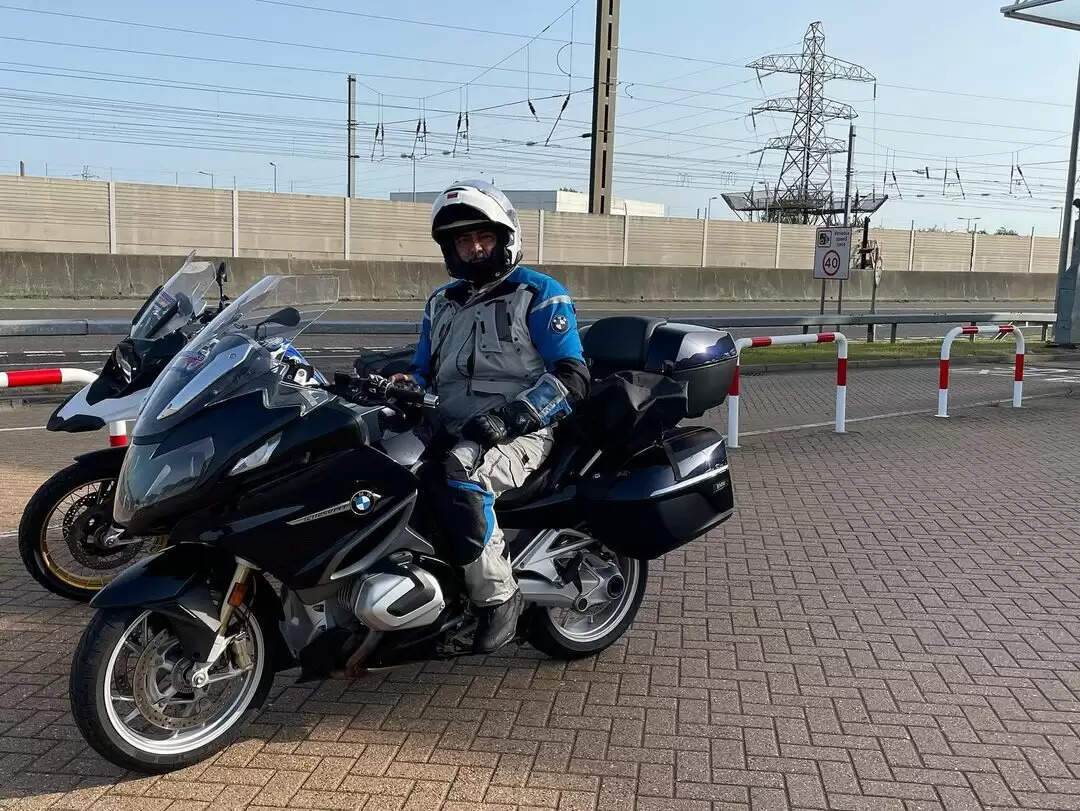 பிரமாண்டமான பைக்கில் ஐரோப்பாவை வலம் வரும் அஜித்!!