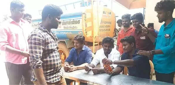 ஆதார் கார்டு காட்டினால் சரக்கும், சிக்கனும்!!