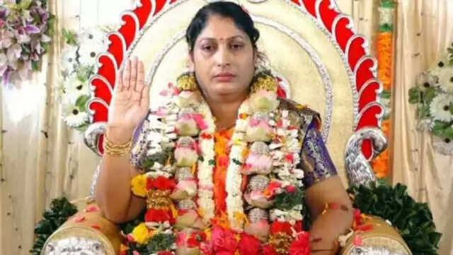 குடுமியும் ருத்ராட்சமும் ஆன்மீகமா..?: பெண் சாமியார் அன்னபூரணி விளக்கம்..!