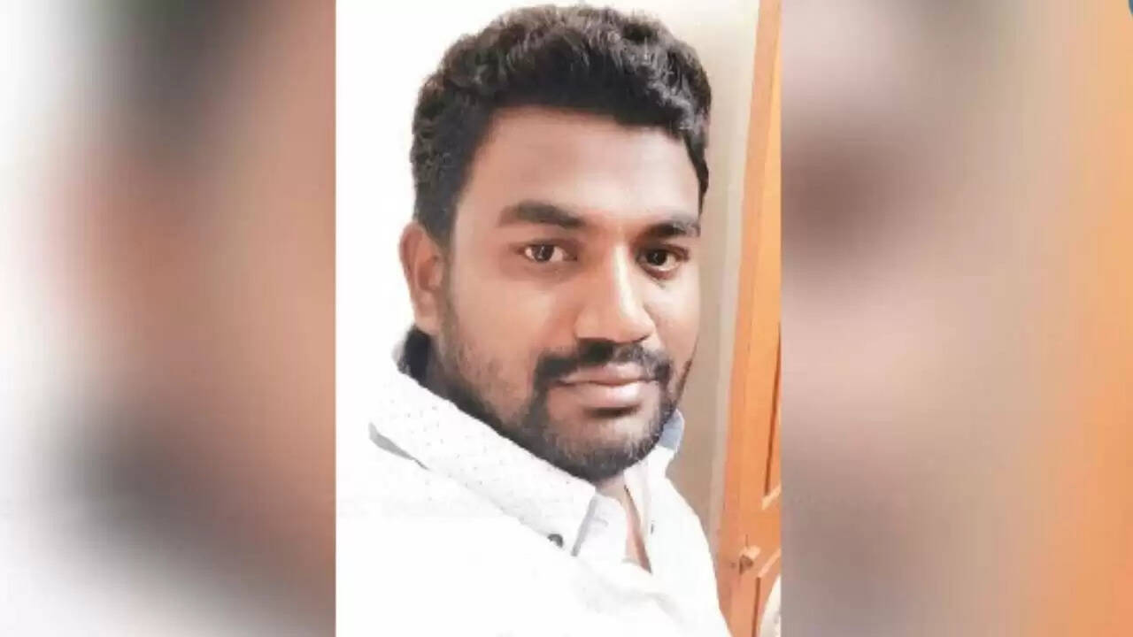 திருவள்ளூர் அருகே மோட்டர் பைக்கில் சென்ற வாலிபர் பள்ளத்தில் விழுந்து பரிதாப பலி!!