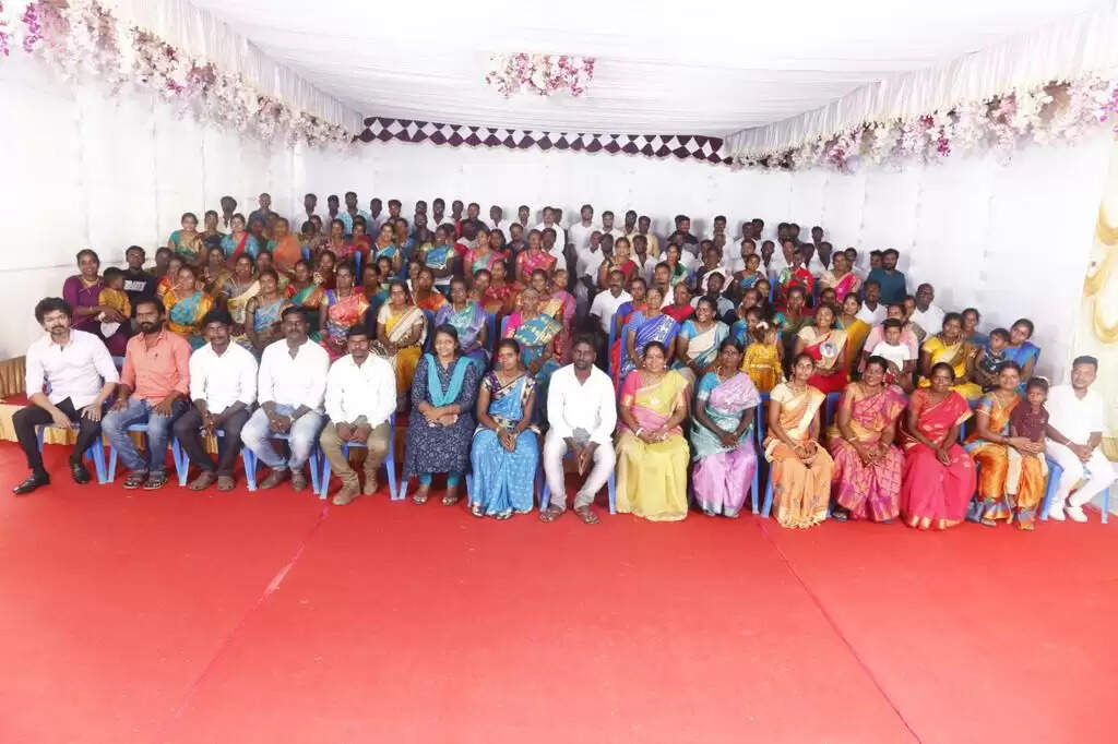 உள்ளாட்சித் தேர்தலில் வெற்றிபெற்றவர்களுடன் விஜய்..! அரசியல் வருகைக்கு முன்னோட்டமா?