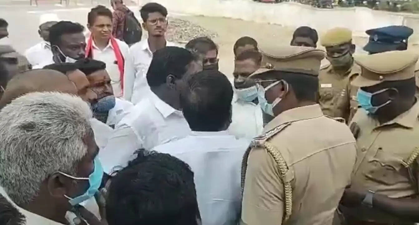 வேட்பாளரின் கணவர் கன்னத்தில் அறைந்த திமுக நிர்வாகி!!