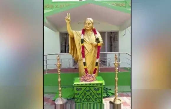 ஜெயலலிதா சிலைக்கு தமிழக அரசின் சார்பில் மரியாதை ஜெயலலிதா சிலைக்கு தமிழக அரசின் சார்பில் மரியாதை