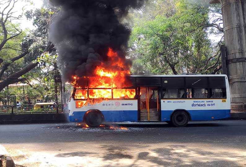திடீரென தீப்பிடித்த அரசு பஸ்.. அதிர்ஷ்டவசமாக தப்பியது 30 உயிர்..!