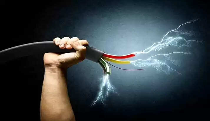 ஈரத்துணிகளை காயப்போட்ட போது மின்சாரம் தாக்கி 4 பேர் பலி!!