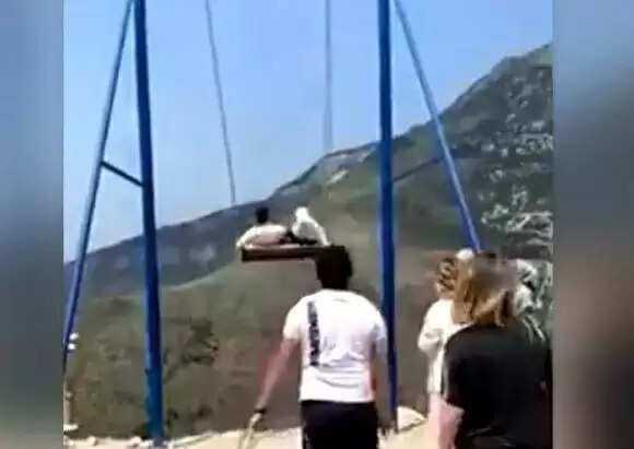 6,000 அடி உயரம்.. ஊஞ்சல் ஆடிய பெண்களுக்கு நடந்த பகீர் சம்பவம்.. வைரல் வீடியோ !!
