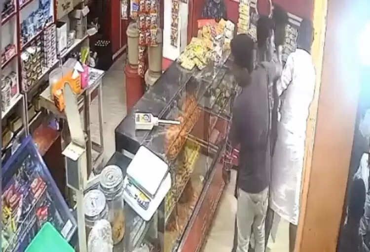 கேக்கிற்கு பணம் கேட்டதால் கடையை அடித்து நொறுக்கிய போதை நபர்கள்!!