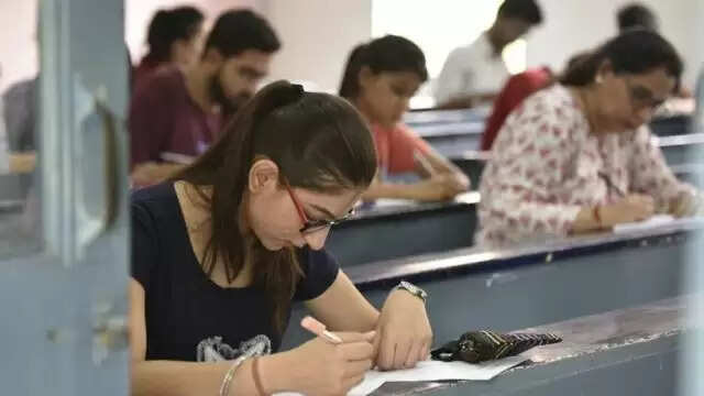 தமிழகத்தில் நீட் தேர்வு எழுத 1.42 லட்சம் மாணவர்கள் விண்ணப்பம் !!