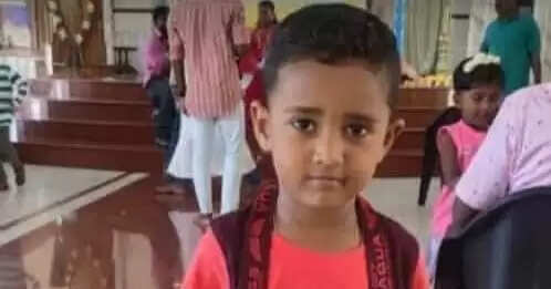 நகைக்காக சிறுவனை கொன்று பீரோவில் வைத்திருந்த பெண்!!