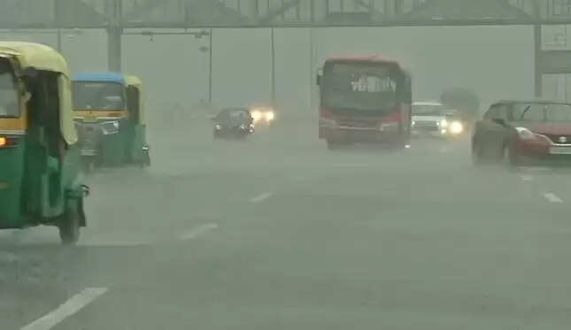 19 ஆண்டுகளில் இல்லாத அளவில் கொட்டிய மழை.. மிதக்கும் டெல்லி !!