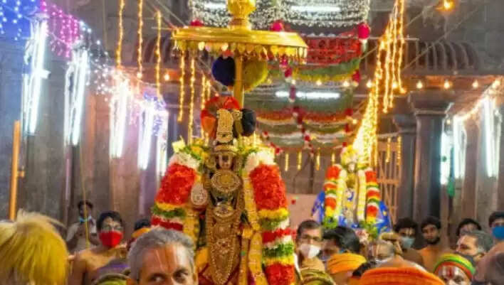 வைகுண்ட ஏகாதசி.. ஸ்ரீரங்கம் கோயிலில் சொர்க்க வாசல் திறப்பு.. பக்தர்கள் பரவசம் !!