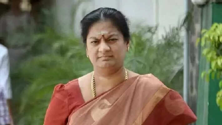 வீட்டுக்குள் மதுபோதையில் அரைகுறை ஆடையுடன் மர்மநபர்- சசிகலா புஷ்பா மீது 2வது கணவர் புகார் !