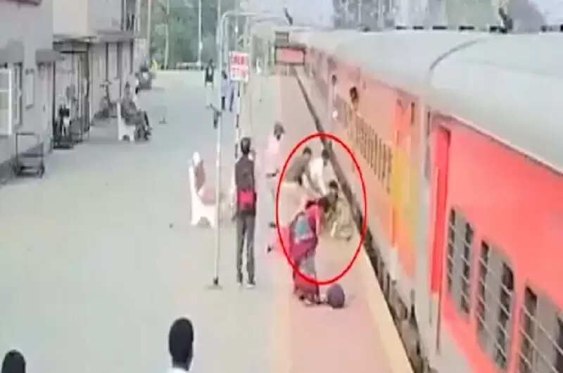 துரிதமாக செயல்பட்டு பெண்ணை காப்பாற்றிய போலீஸ்காரர்! வைரல் வீடியோ!!