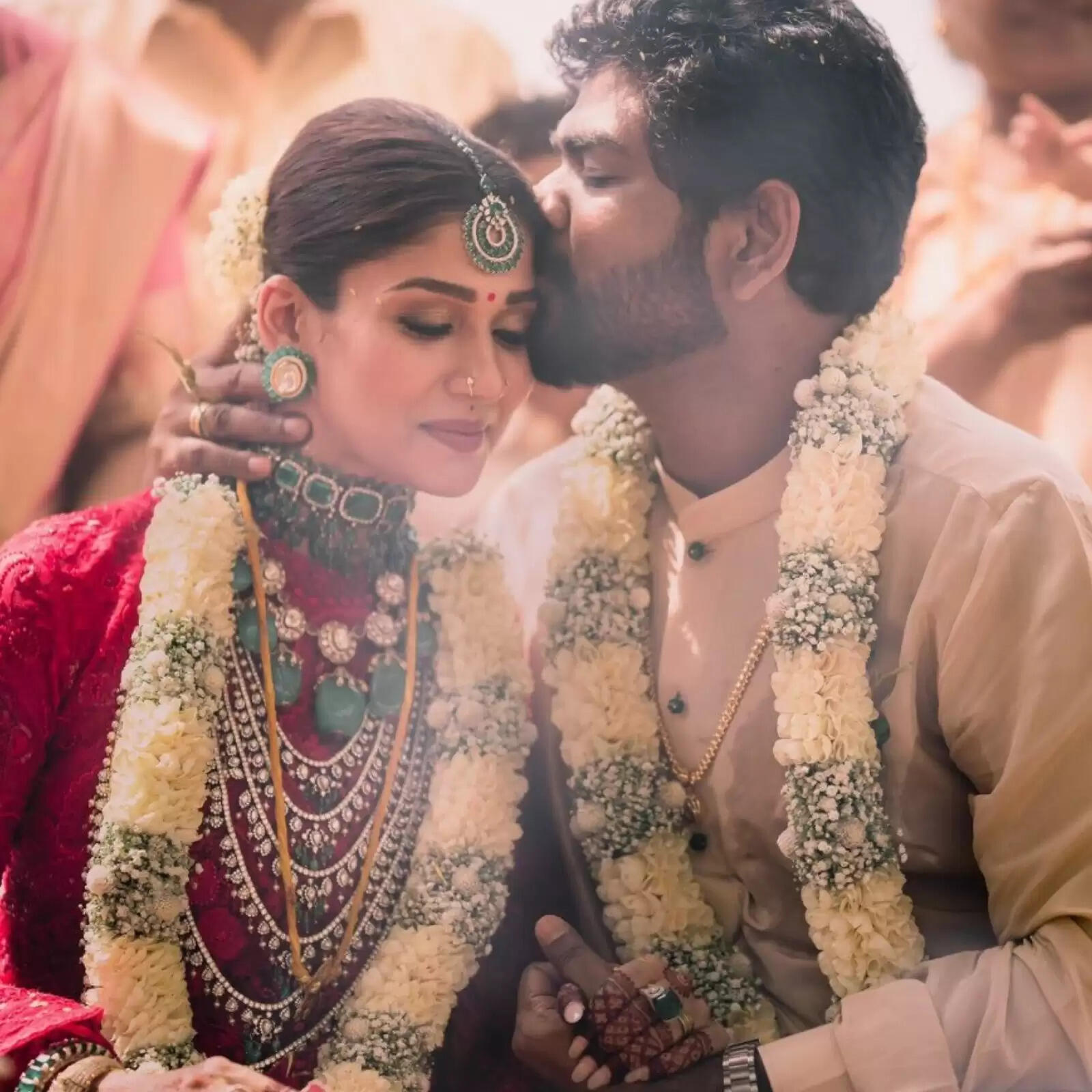 நயன்தாரா - விக்னேஷ் சிவன் திருமணம்.. அதிகாரப்பூர்வமாக வெளியானது புகைப்படம்..! நயன்தாரா - விக்னேஷ் சிவன் திருமணம்.. அதிகாரப்பூர்வமாக வெளியானது புகைப்படம்..!