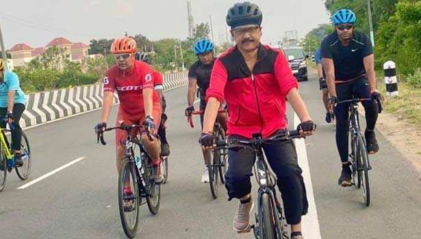 சைக்கிளிங் சென்ற முதலமைச்சருடன் செல்பி.. பிரபல நடிகை புகைப்படம் வைரல் !!