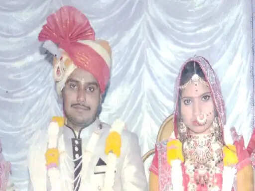 பெண் குழந்தை பிறத்ததால் மனைவிக்கு இரும்பு கம்பியால் சூடு வைத்து சித்ரவதை..!!