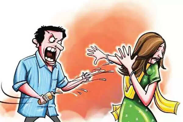 10 ஆம் வகுப்பு தேர்வெழுத சென்ற மனைவியை தடுத்து ஆசிட் வீசிய கணவன் !