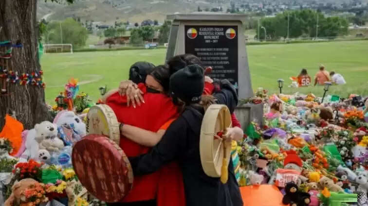 பூர்வகுடி குழந்தைகள் பள்ளியில் பல நூறு சவக்குழிகள்.. தோண்ட தோண்ட அதிர்ச்சி !! பூர்வகுடி குழந்தைகள் பள்ளியில் பல நூறு சவக்குழிகள்.. தோண்ட தோண்ட அதிர்ச்சி !!