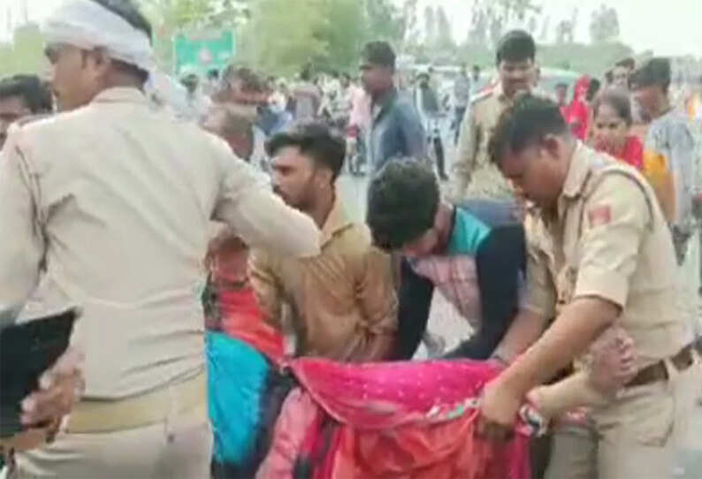 பெரும் சோகம்.. டெம்போ மீது கார் மோதல்.. 8 பேர் பலி.. 6 பேர் படுகாயம்..!