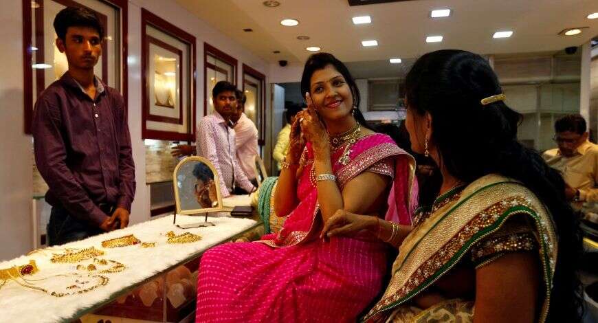 மீண்டும் ரூ.34,000 கீழ் இறங்கிய தங்கம் விலை !!