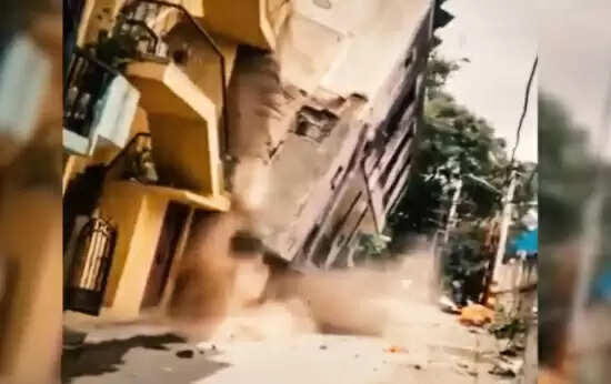 ஒரே வினாடியில் இடிந்து விழுந்த மூன்று மாடி கட்டடம்.. உயிர் தப்பிய மக்கள் !