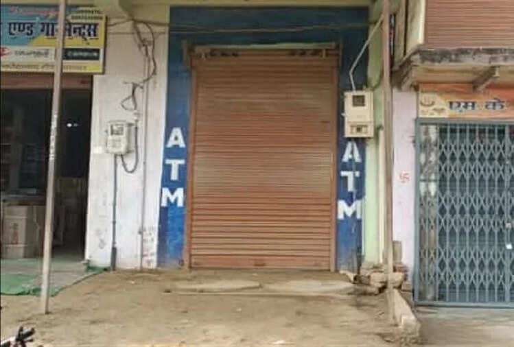 ஆத்திரத்தில் ஏடிஎம் இயந்திரத்தையே தூக்கிசென்ற கொள்ளையர்கள்!!