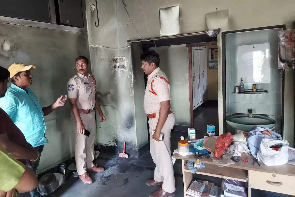 சார்ஜ் போட்ட எலக்ட்ரிக் ஸ்கூட்டர் வெடிப்பு.. முதியவர் உயிரிழப்பு.. 3 பேர் படுகாயம்..!