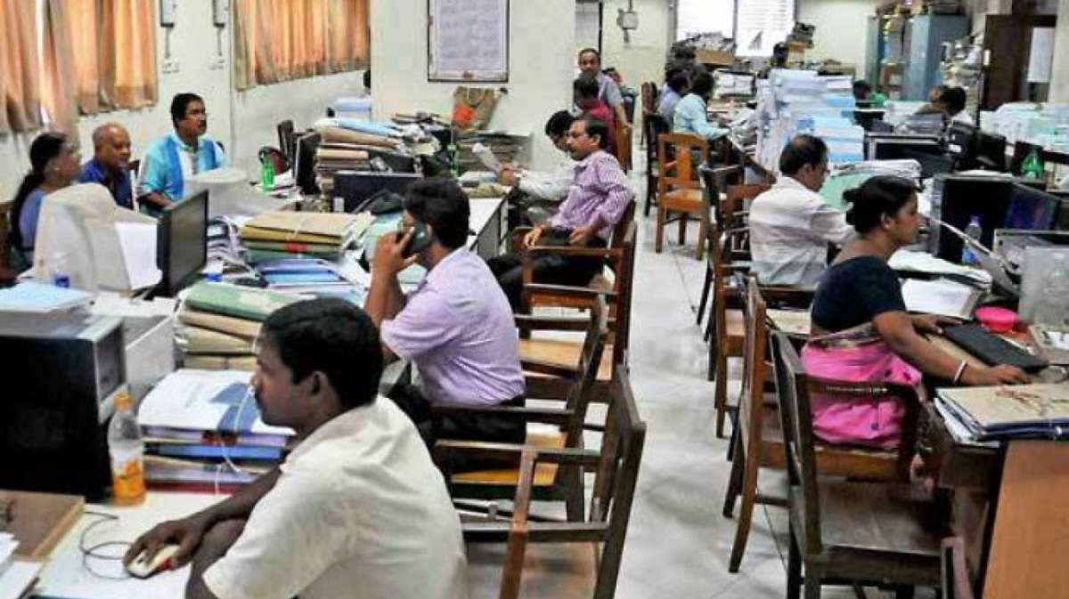 விடைபெறுகின்றனர் 25,000 அரசு ஊழியர்கள்.. புதியவர்களுக்கு வாய்ப்பு..!